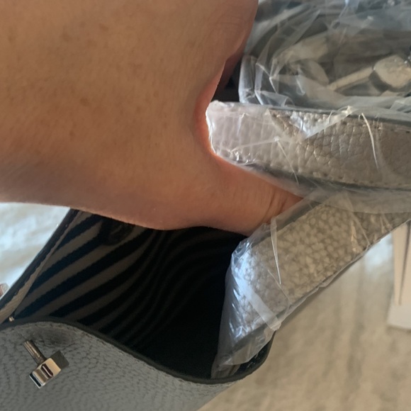 NWT Splendid Reversible Tote Pewter/blue& white inside magnetic closure - Picture 4 of 8